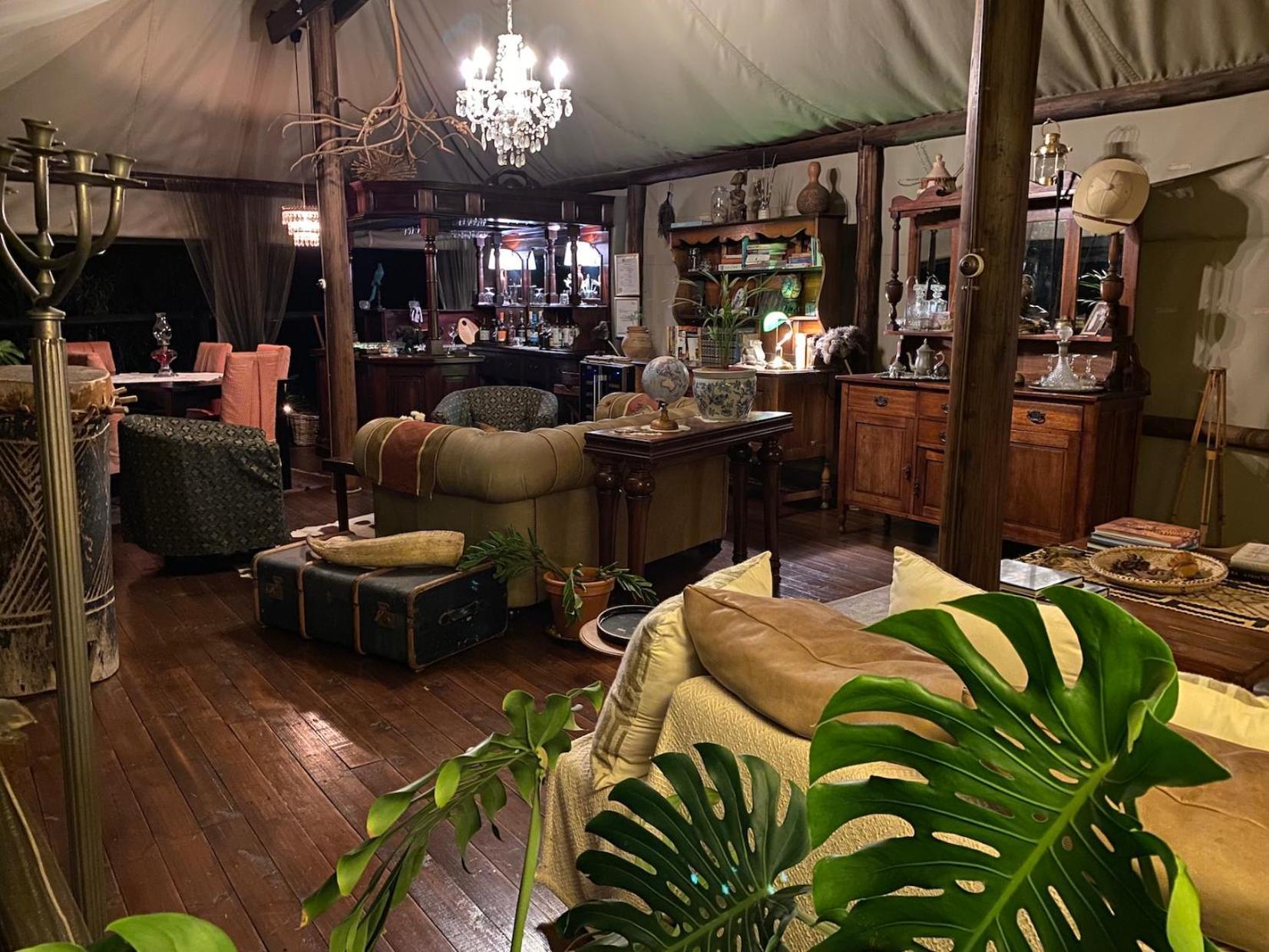 Out In Africa Wildlife Lodge Hammanskraal Exterior photo