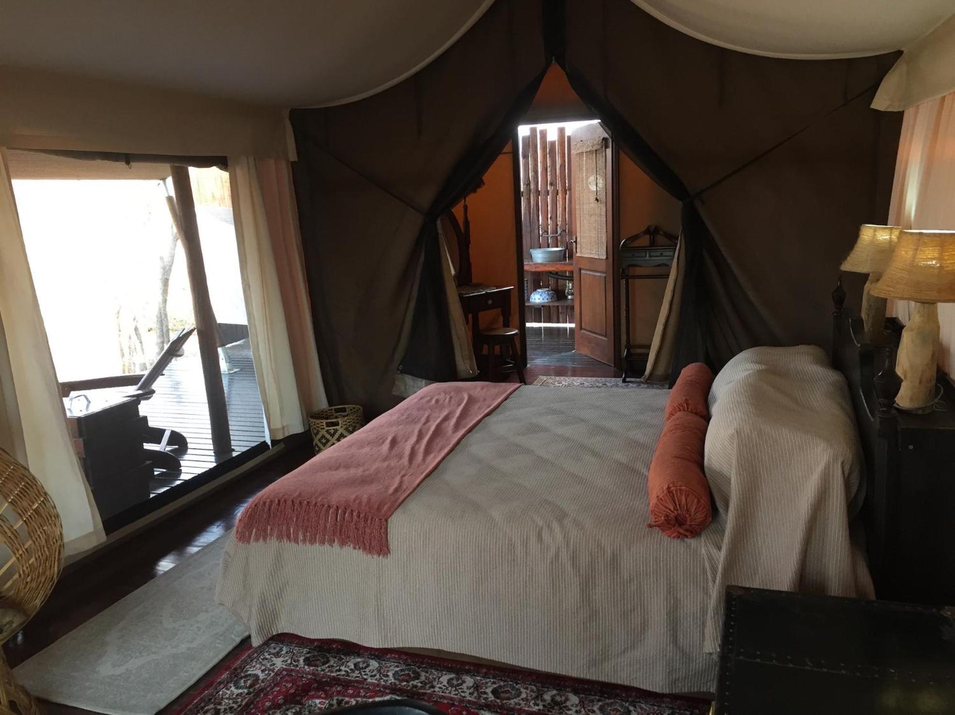 Out In Africa Wildlife Lodge Hammanskraal Exterior photo